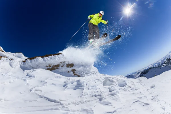 Skifahrer im Hochgebirge — Stockfoto