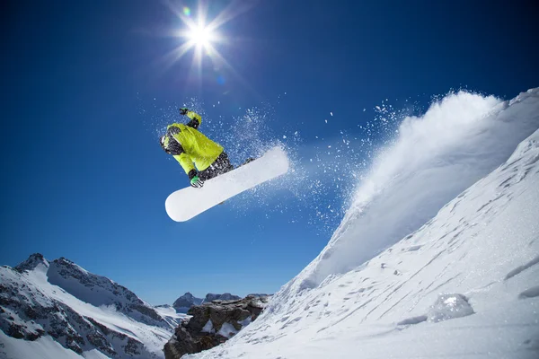 Snowboarder in alta montagna — Foto Stock