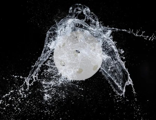 Брызги воды с мячом — стоковое фото