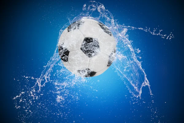 Water splash met sport bal — Stockfoto