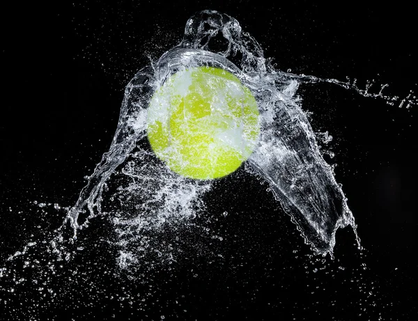 Water splash met sport bal — Stockfoto