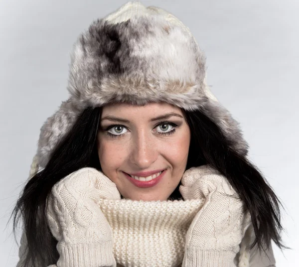 Mujer joven retrato de invierno —  Fotos de Stock