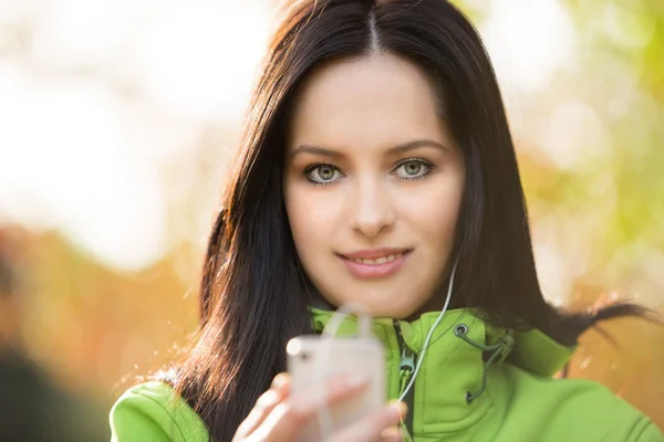 Jeune femme écoutant de la musique. — Photo