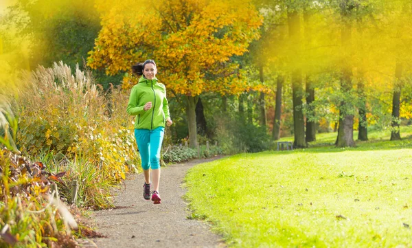 Young brunette woman running in park. — Stock Photo, Image