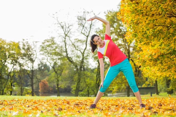 Ung brunett kvinna gör yogaövningar. — Stockfoto