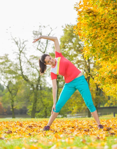 Ung brunett kvinna gör yogaövningar. — Stockfoto