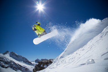 yüksek Dağları'nda snowboard