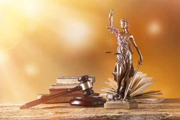 Themis im Scheinwerferlicht, Rechtskonzept. — Stockfoto