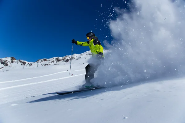 Sciatore in alta montagna — Foto Stock