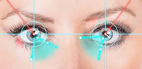 Gros plan femme yeux avec laser médecine . — Photo