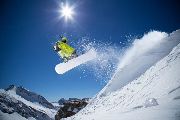 Snowboardåkare i höga berg — Stockfoto