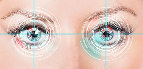 Крупный план глаза женщины с лазерной медициной . — стоковое фото