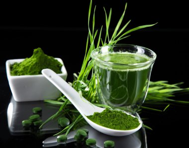 Detoks. Genç arpa, chlorella superfood.