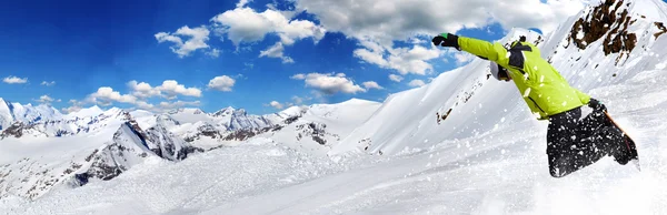 Snowboardzista w wysokich górach — Zdjęcie stockowe