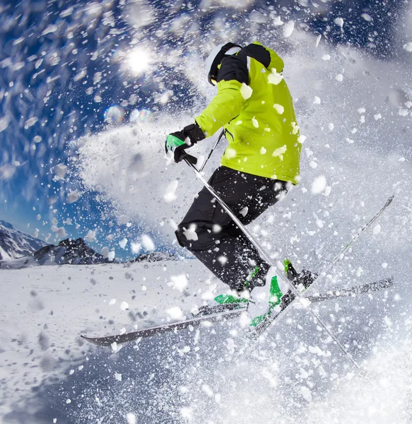 Sciatore in alta montagna — Foto Stock