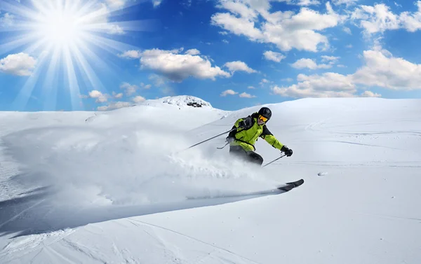 Sciatore in alta montagna — Foto Stock