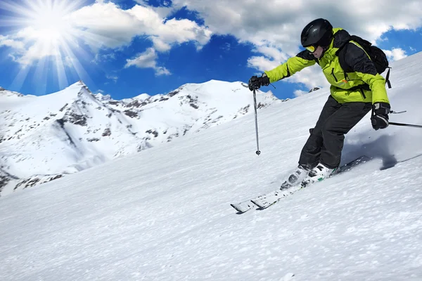 Skifahrer im Hochgebirge — Stockfoto