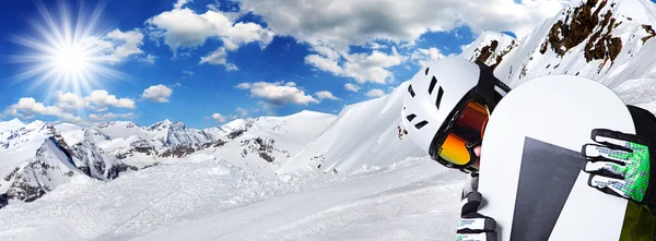 Snowboarder in hoge bergen — Stockfoto