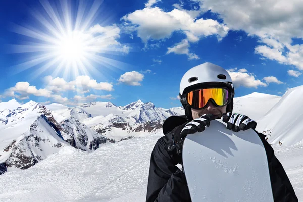 Snowboarder em altas montanhas — Fotografia de Stock