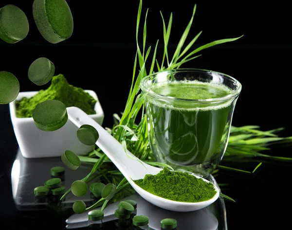 Detox. young barley, chlorella superfood. — Stock Photo, Image