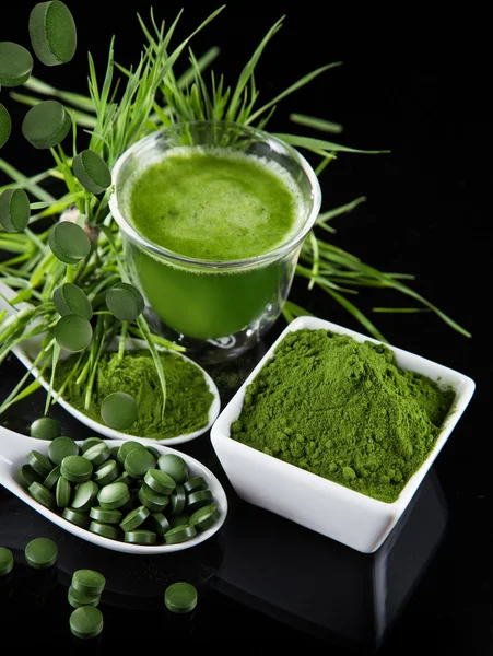 Detox. young barley, chlorella superfood. — Stock Photo, Image