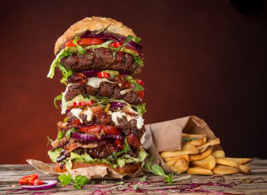 ahşap üzerine lezzetli büyük hamburger