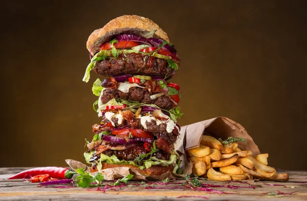 Pyszny hamburger duży na drewno — Zdjęcie stockowe