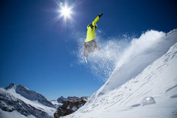 Snowboardåkare i höga berg — Stockfoto