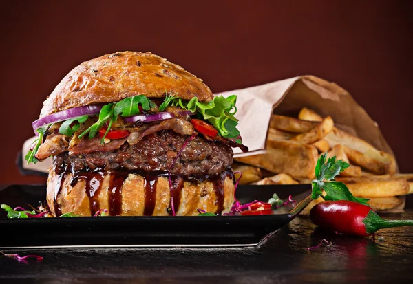 แฮมเบอร์เกอร์อร่อยบนไม้ — ภาพถ่ายสต็อก