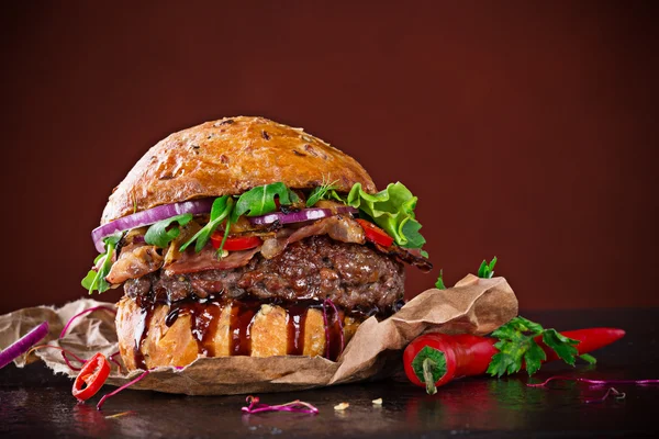 Deliciosa hamburguesa en madera — Foto de Stock