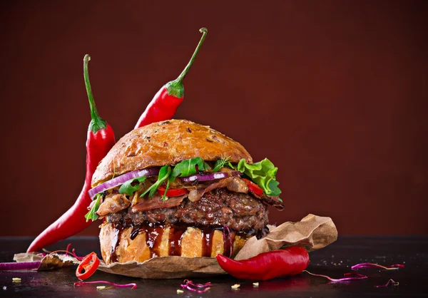 Hamburger lezat di atas kayu — Stok Foto