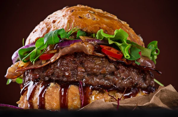 Lækker hamburger på træ - Stock-foto