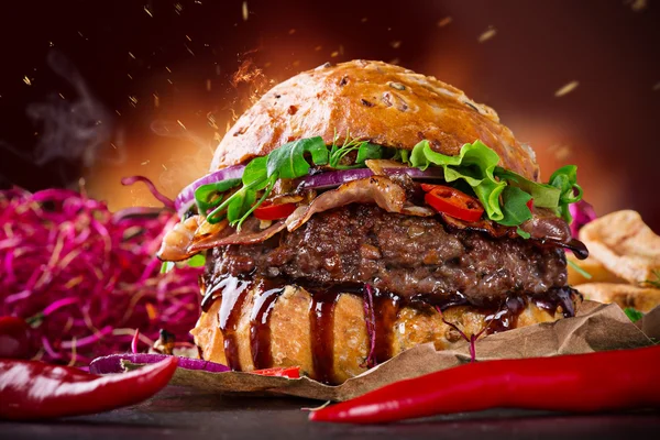 Delizioso hamburger su legno — Foto Stock