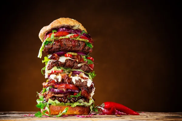 Nydelig stor burger. – stockfoto
