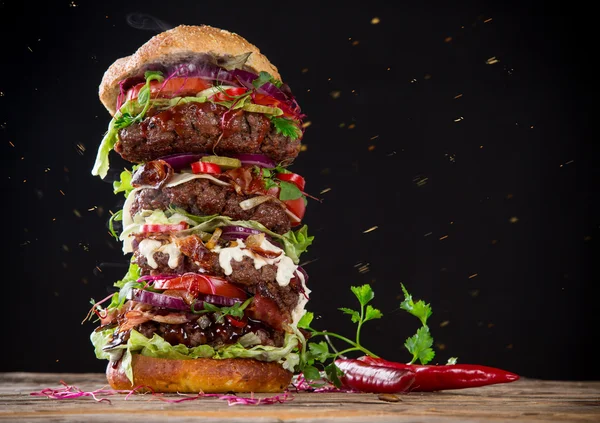 Delicios burger mare — Fotografie, imagine de stoc