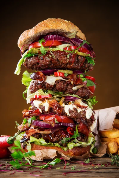 Pyszne burger duży — Zdjęcie stockowe