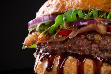 ahşap üzerine lezzetli hamburger