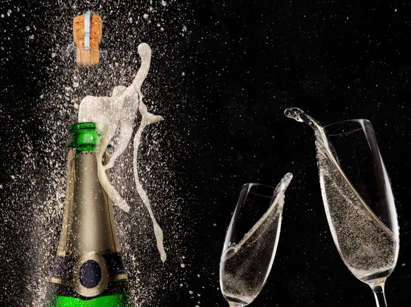 Esplosione di champagne su sfondo nero — Foto Stock