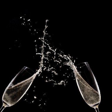 Siyah arka plan üzerine şampanya flüt