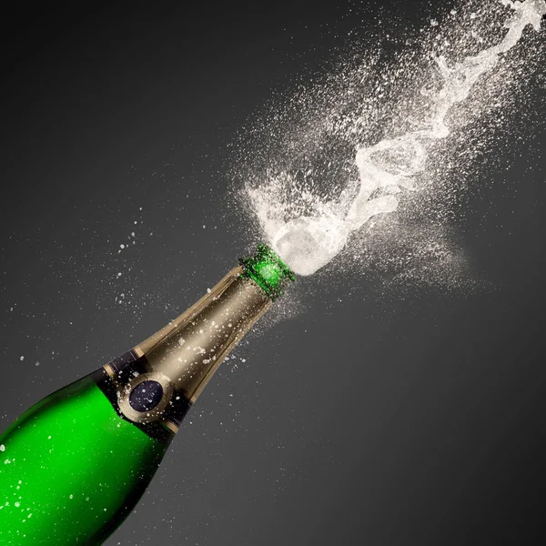 Champagner-Explosion auf schwarzem Hintergrund — Stockfoto