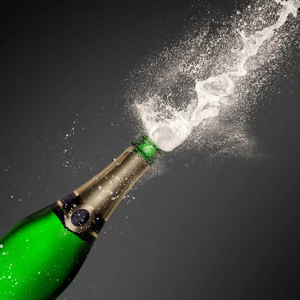 Champagne explosion på svart bakgrund — Stockfoto