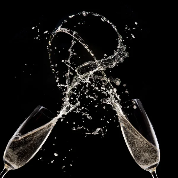 Champagne flauti su sfondo nero — Foto Stock