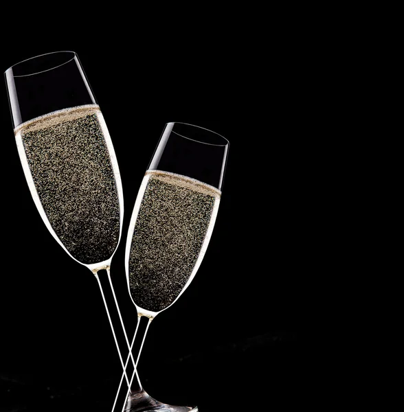 Champagne flöjter på svart bakgrund — Stockfoto