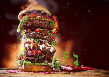 ahşap üzerine lezzetli büyük hamburger