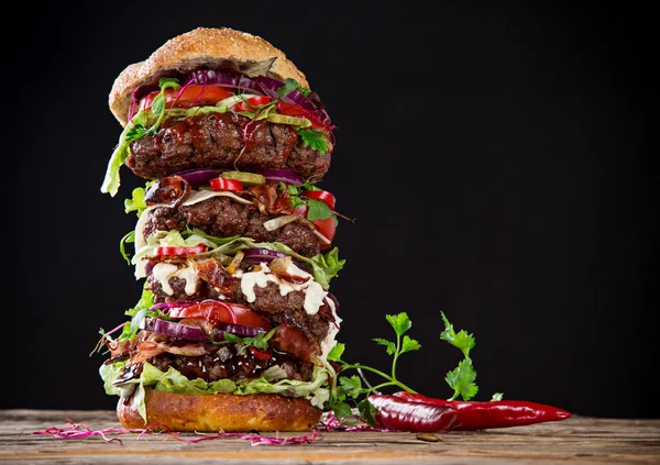 Deliciosa hamburguesa grande en madera —  Fotos de Stock