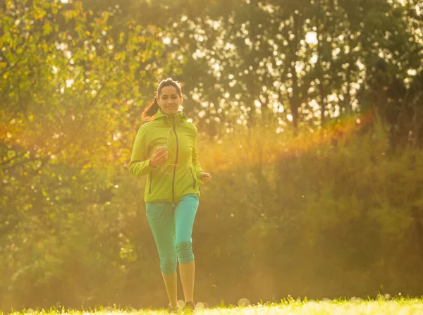 Young brunette woman running in park. — Stock Photo, Image