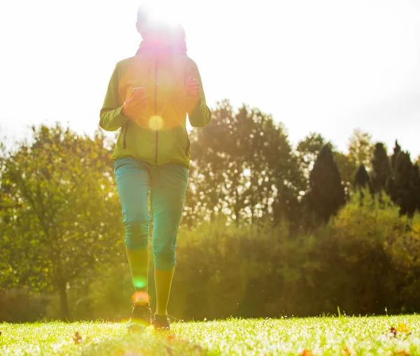 Junge brünette Frau läuft in Park. — Stockfoto