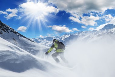 yüksek dağlarda kayakçı