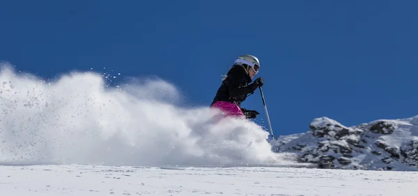 Sciatore in alta montagna — Foto Stock