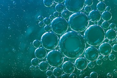 su yüzeyindeki petrol topraklar